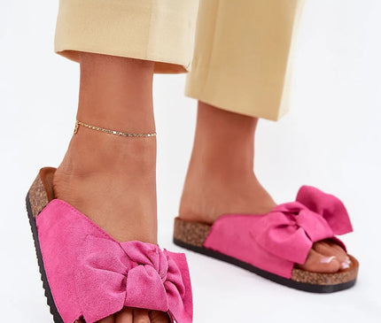 Sandales roses avec design brésilien décontracté et sophistiqué, ornées d'un nœud élégant, semelle en liège pour un confort optimal, idéales pour un style inspiré des plages de Copacabana et de la nature tropicale.
