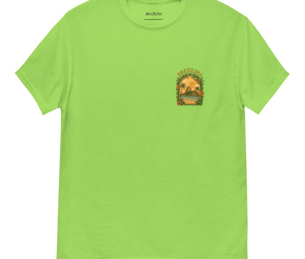 T-shirt vert vif avec un motif inspiré du Brésil comportant des palmiers, un coucher de soleil et des fleurs tropicales, symbolisant la nature luxuriante, la chaleur et la vitalité de la culture brésilienne. Idéal pour exprimer un style tropical et chaleureux.