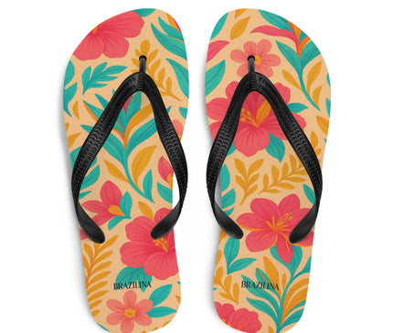 Tongs colorées au design tropical, ornées de motifs floraux inspirés de la nature luxuriante du Brésil, avec des fleurs rouges et des feuilles vertes sur un fond beige, évoquant les paysages exotiques et l'esprit festif des plages brésiliennes comme Copacabana.