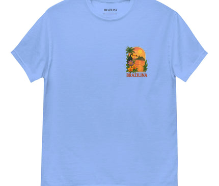 T-shirt bleu clair au design brésilien, décoré d'un motif tropical illustrant un coucher de soleil exotique, des palmiers, des fleurs tropicales et le logo Brazilina. Ce vêtement incarne l'énergie festive, la nature luxuriante et l'esprit accueillant du Brésil.