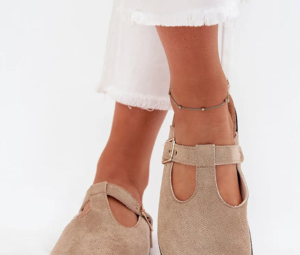 Sandales élégantes pour femmes en suédine écologique beige, avec une boucle réglable et une semelle en liège profilée de 2,5 cm, offrant confort et style. Découpes au design moderne et bouts couverts pour une meilleure protection. Parfaites pour un usage quotidien.