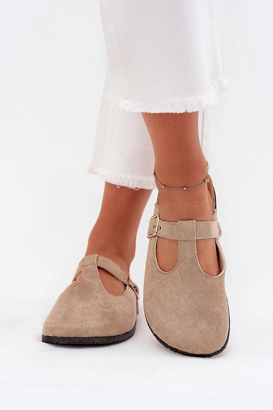 Sandales élégantes pour femmes en suédine écologique beige, avec une boucle réglable et une semelle en liège profilée de 2,5 cm, offrant confort et style. Découpes au design moderne et bouts couverts pour une meilleure protection. Parfaites pour un usage quotidien.