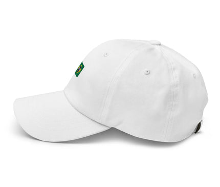 Casquette blanche avec un drapeau brésilien brodé, symbolisant la culture ensoleillée du Brésil, idéale pour ajouter une touche d'exotisme et afficher un lien avec l'esprit vibrant et chaleureux de ce pays.