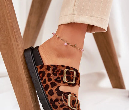 Claquettes élégantes en suédine écologique imprimé léopard avec brides ajustables à boucles, plateforme de 3,5 cm et semelle noire profilée pour un confort optimal. Parfaites avec des robes ou pantalons pour les journées d'été.