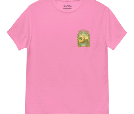 T-shirt rose avec un design inspiré du Brésil, affichant une illustration mettant en scène des palmiers, un coucher de soleil, des feuilles luxuriantes et un paysage tropical, reflétant l'énergie des plages et forêts brésiliennes. Parfait pour adopter un style chaleureux et vibrant inspiré de la culture brésilienne.