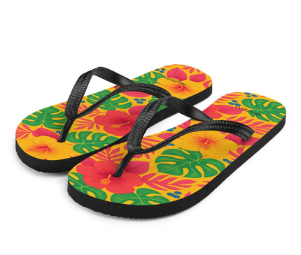 Tongs aux motifs tropicaux vibrants inspirés de la flore brésilienne, avec des fleurs rouges et jaunes et des feuilles exotiques sur un fond multicolore, reflétant l'énergie festive et la chaleur des plages brésiliennes.