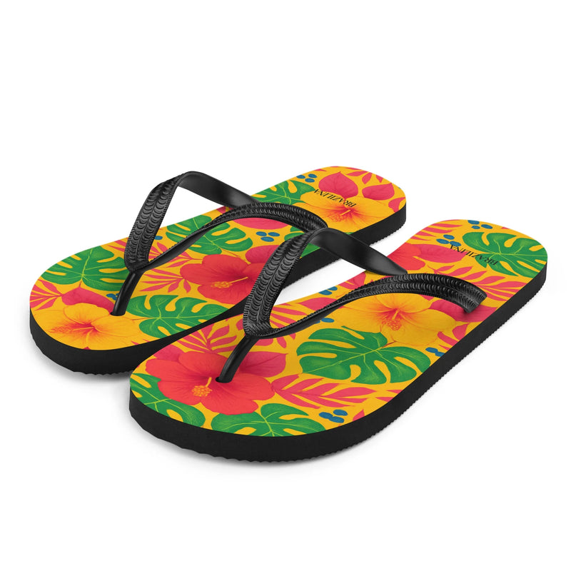 Tongs aux motifs tropicaux vibrants inspirés de la flore brésilienne, avec des fleurs rouges et jaunes et des feuilles exotiques sur un fond multicolore, reflétant l'énergie festive et la chaleur des plages brésiliennes.