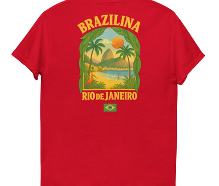 T-shirt rouge avec imprimé célébrant Rio de Janeiro, incluant des illustrations de paysages tropicaux, palmiers, coucher de soleil, et vues emblématiques du Brésil, accompagné du texte 'Brazilina Rio de Janeiro' et du drapeau brésilien. Idéal pour un style décontracté inspiré de l'art de vivre brésilien.