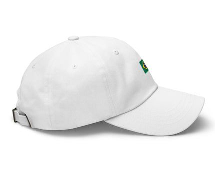 Casquette blanche avec un drapeau brésilien brodé sur le côté, symbole de la culture ensoleillée du Brésil. Accessoire mode idéal pour ajouter une touche exotique à votre tenue tout en célébrant la chaleur et l'énergie brésiliennes.