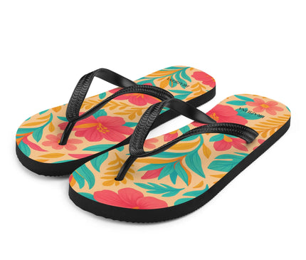 Tongs colorées aux motifs de fleurs tropicales et feuillages exotiques inspirés des paysages brésiliens, avec des lanières noires. Chaussures d'été évoquant les plages mythiques du Brésil comme Copacabana et l'ambiance estivale vibrante.