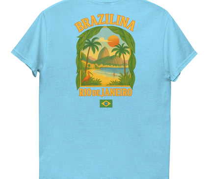 T-shirt bleu avec un imprimé représentant un paysage exotique de Rio de Janeiro. Illustration avec des palmiers, un coucher de soleil, des montagnes iconiques, une plage tropicale et l'écriture 'Brazilina Rio de Janeiro' en jaune. Motif évoquant la culture brésilienne et l'art de vivre chaleureux, avec un drapeau du Brésil en bas de l'imprimé.