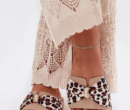 Claquettes classiques pour femmes à talon plat en cuir artificiel, ornées d'un nœud décoratif imprimé animalier à l'avant. Sandales beige stylées et confortables, idéales pour les tenues d'été comme les robes, jupes ou shorts. Hauteur de talon : 1 cm.