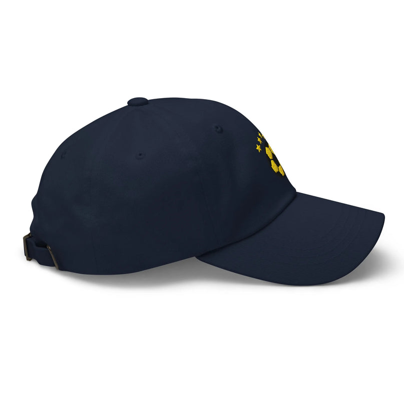 Casquette élégante de couleur bleu marine avec un design inspiré du football brésilien, ornée d'un emblème de ballon doré accompagné d'étoiles symbolisant la riche histoire sportive du Brésil, idéale pour les fans de culture et de sport brésilien.