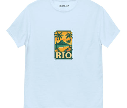 T-shirt blanc avec un design inspiré par Rio de Janeiro, featuring des palmiers, la silhouette mythique du Pain de Sucre et un coucher de soleil tropical sur la plage, reflétant le style de vie festif et chaleureux du Brésil.
