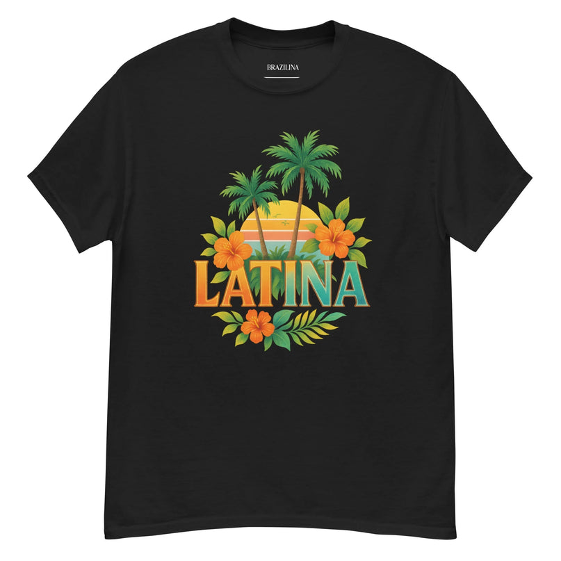 T-shirt noir avec un design vibrant inspiré de l'esprit du Brésil, comprenant des palmiers, un coucher de soleil tropical, des fleurs exotiques orange et le texte ‘Latina’ en lettres colorées, reflétant la richesse et la chaleur des paysages brésiliens.