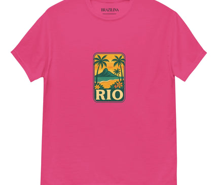 T-shirt rose avec un design inspiré de Rio de Janeiro, illustrant des palmiers, une montagne symbolisant le Pain de Sucre, et un coucher de soleil tropical. Évoque les plages emblématiques, l'esprit festif et la culture chaleureuse du Brésil.