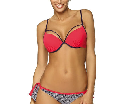 Maillot de bain femme inspiré des plages du Brésil, avec un haut rose à fines bretelles bordé de noir et un bas imprimé noir et blanc à motifs ondulés, parfait pour une allure élégante et sensuelle liée à l'esprit décontracté et vibrant de Copacabana.
