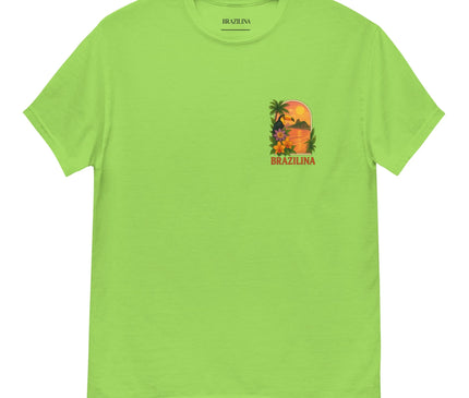 T-shirt vert vif inspiré du Brésil avec un motif de coucher de soleil tropical, palmiers et fleurs exotiques, reflétant les paysages luxuriants et festifs du pays, avec le texte 'Brazilina' en dessous du design.