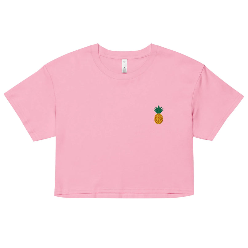 Crop top rose au design minimaliste avec un petit emblème brodé d'ananas sur le côté gauche de la poitrine, incarnant l'esprit tropical et festif du Brésil. Parfait pour un look décontracté et estival, il reflète l'énergie vibrante et la convivialité de la culture brésilienne.