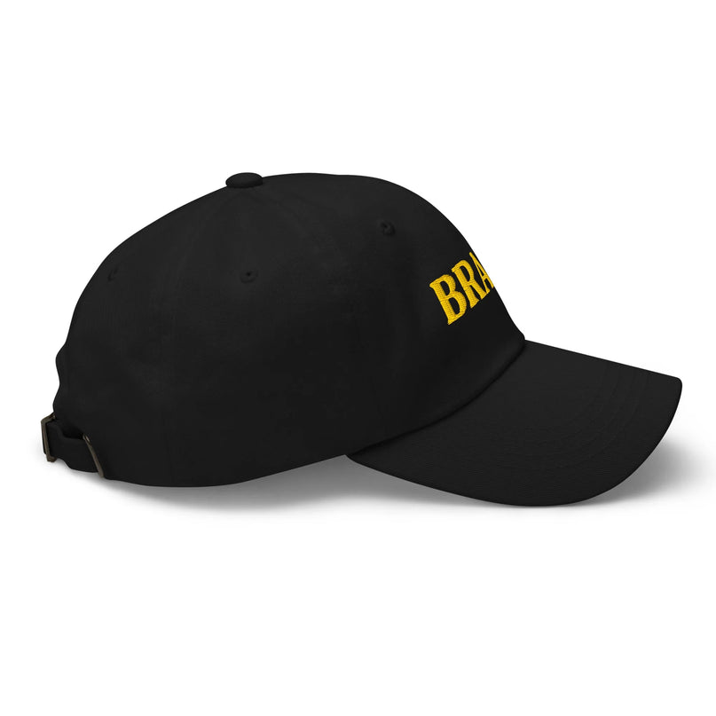 Casquette noire avec inscription jaune 'Brazil' sur le devant, inspirée de la culture brésilienne. Design décontracté rappelant l'énergie festive du Brésil et l'ambiance chaleureuse de villes comme Rio de Janeiro et São Paulo.