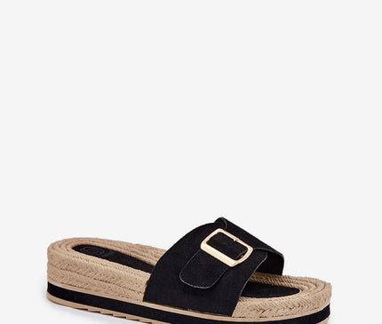 Mules pour femmes en suédine écologique noire avec sangle réglable et boucle dorée, montées sur une plateforme de 4 cm avec imitation tressage beige, offrant confort et style pour un look décontracté d'été.