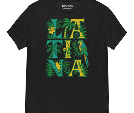 T-shirt noir avec le mot 'LATINA' en lettres graphiques ornées de motifs tropicaux jaunes et verts, incluant des feuilles de palmier, un perroquet, un soleil et une fleur, évoquant la nature luxuriante et la culture festive du Brésil. Vêtement inspiré de la forêt amazonienne et de l'esprit brésilien tropical.
