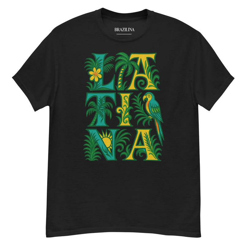 T-shirt noir avec le mot 'LATINA' en lettres graphiques ornées de motifs tropicaux jaunes et verts, incluant des feuilles de palmier, un perroquet, un soleil et une fleur, évoquant la nature luxuriante et la culture festive du Brésil. Vêtement inspiré de la forêt amazonienne et de l'esprit brésilien tropical.