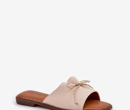 Sandales brésiliennes élégantes et minimalistes pour femme, couleur nude, avec un détail de cordon noué à l'avant. Inspirées par le style tropical et la liberté des plages brésiliennes, elles allient confort, légèreté et sophistication. Parfaites pour des journées ensoleillées et des soirées estivales.