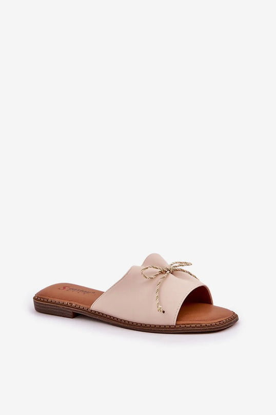 Sandales brésiliennes élégantes et minimalistes pour femme, couleur nude, avec un détail de cordon noué à l'avant. Inspirées par le style tropical et la liberté des plages brésiliennes, elles allient confort, légèreté et sophistication. Parfaites pour des journées ensoleillées et des soirées estivales.