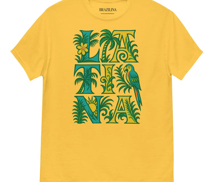 T-shirt jaune aux motifs brésiliens mettant en avant des illustrations tropicales comme un perroquet, des feuilles de palmier, une fleur et un soleil, avec le texte stylisé 'LATINA'. Produit inspiré de la nature luxuriante et de la culture chaleureuse du Brésil, idéal pour une touche estivale exotique.