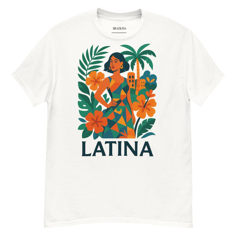 T-shirt blanc au design vibrant inspiré du Brésil, avec une illustration colorée d'une femme dans un décor tropical composé de feuilles, palmiers et fleurs orange, évoquant les paysages et la culture brésilienne, et le mot 'LATINA' inscrit en dessous.