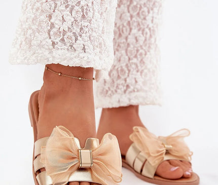 Sandales élégantes ornées d'un nœud délicat, style brésilien chic, beige, inspirées des plages de Copacabana, parfaites pour une tenue estivale décontractée et raffinée.