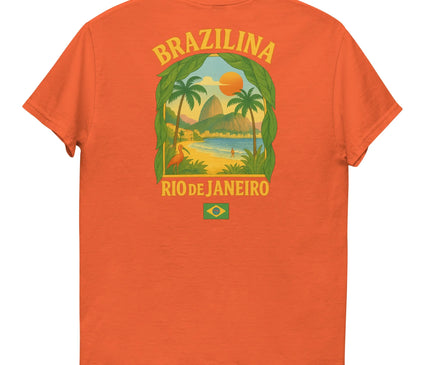 T-shirt orange vibrant avec un imprimé illustré capturant l'esprit de Rio de Janeiro, représentant des palmiers, un coucher de soleil, une plage tropicale et le Pain de Sucre, avec le texte 'Brazilina Rio de Janeiro' et un drapeau brésilien. Style décontracté inspiré de la culture brésilienne et des paysages exotiques.