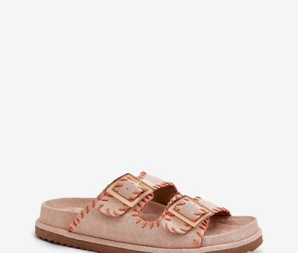 Sandales artisanales brésiliennes avec deux boucles et coutures apparentes, confectionnées dans un style naturel et élégant inspiré des traditions locales, parfaites pour des promenades sur la plage ou des sorties en ville.