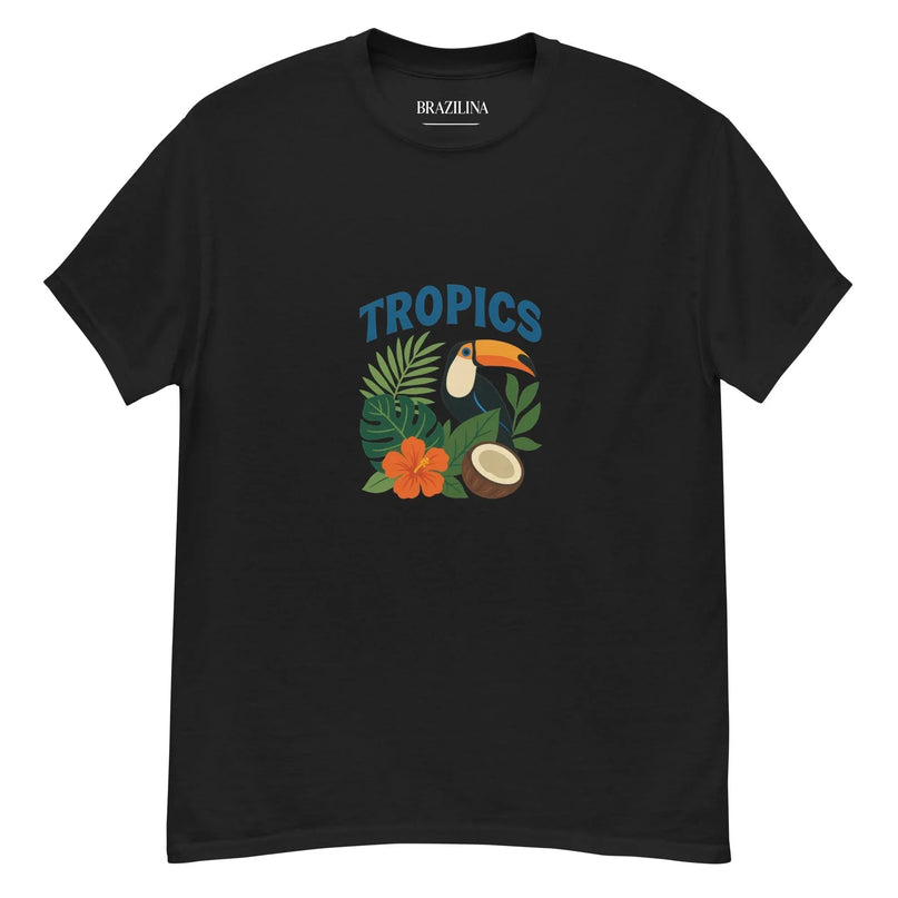T-shirt noir design tropical avec motifs brésiliens incluant un toucan coloré, des feuilles exotiques, une fleur tropicale orange et une moitié de coco, accompagné du mot 'TROPICS' en bleu, inspiré de la culture et de la nature du Brésil.