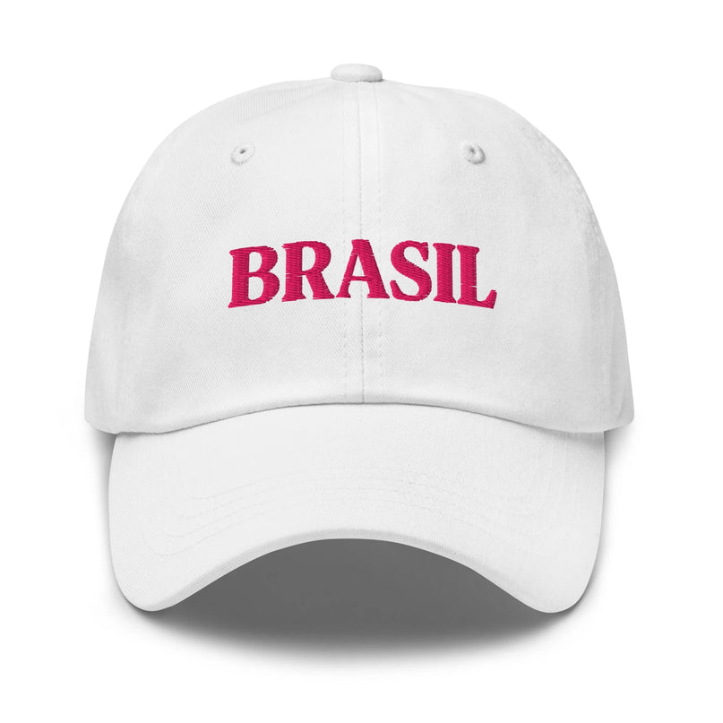 Casquette blanche avec l'inscription 'Brasil' en lettres rose vif, inspirée de l'énergie vibrante et de la culture accueillante du Brésil, parfaite pour afficher votre passion pour le style brésilien et l'ambiance festive.