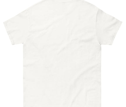 T-shirt blanc célébrant l'héritage brésilien avec des inscriptions et étoiles symbolisant la culture, la passion pour le football, et la fierté nationale. Idéal pour représenter l'énergie vibrante et les traditions du Brésil.