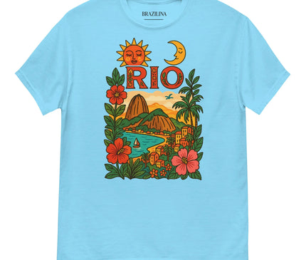 T-shirt bleu avec un design coloré inspiré de Rio de Janeiro, représentant des montagnes, des plages, des maisons colorées, des fleurs tropicales et des éléments graphiques tels qu'un soleil et une lune souriants, capturant l'esprit vibrant et chaleureux du Brésil.