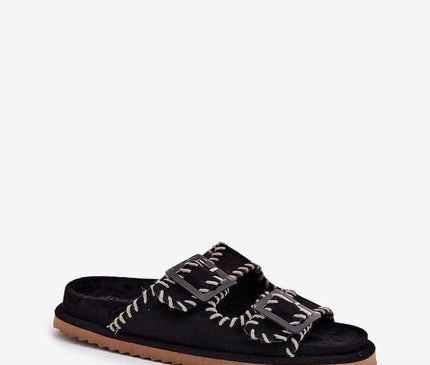 Sandales bohème-chic noires pour femmes, avec coutures artisanales blanches, boucles réglables et semelle en caoutchouc, inspirées par l'élégance décontractée et les traditions brésiliennes.