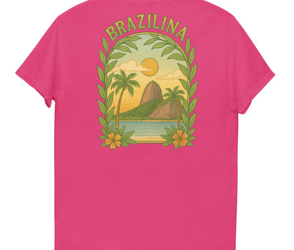 T-shirt rose vibrant au design inspiré du Brésil, arborant une illustration tropicale avec des palmiers, un coucher de soleil et le célèbre Pain de Sucre entouré de feuilles luxuriantes et de fleurs, accompagnée du texte 'Brazilina'. Parfait pour un style décontracté et chaleureux célébrant la culture brésilienne.