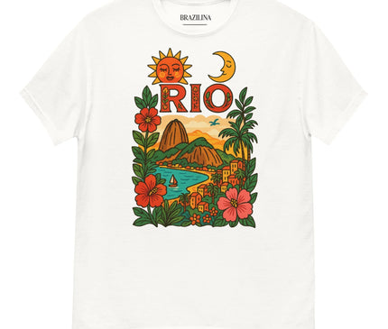 T-shirt blanc avec un design coloré inspiré de Rio de Janeiro, mettant en scène les montagnes du Pain de Sucre, des plages, des maisons colorées tropicales et des fleurs exotiques, entourées par un soleil et une lune représentant l'énergie vibrante et la beauté naturelle du Brésil.