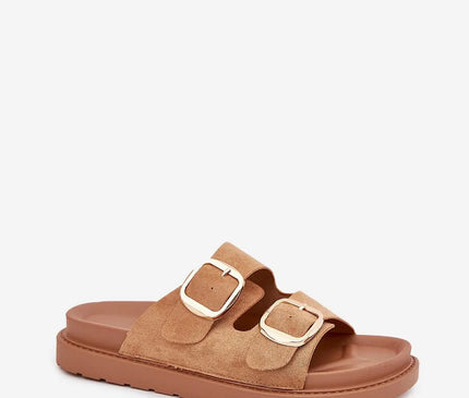 Sandales brésiliennes minimalistes en daim camel avec deux larges brides ajustables décorées de boucles métallisées, semelle légère marron évoquant confort et élégance décontractée typique du style de vie brésilien.