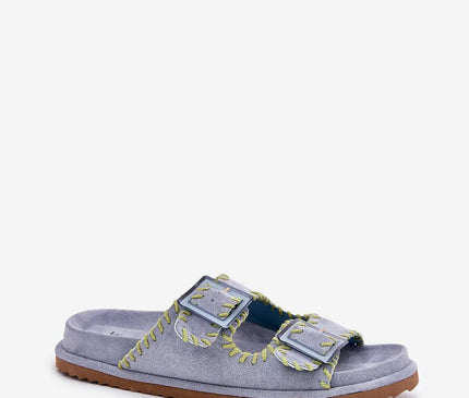 Claquettes pour femmes en suédine écologique avec ornements décoratifs et boucles sur le devant, semelle intérieure profilée, couleur violette avec coutures jaunes, plateforme de 2,5 cm, idéales pour l'été et les styles urbains ou de vacances.