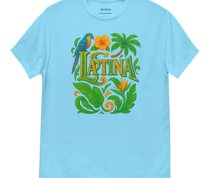 T-shirt bleu clair avec un design tropical vibrant, illustré d'un perroquet, de feuilles luxuriantes, d'une fleur tropicale, d'un palmier et du mot 'Latina' en lettres jaunes et vertes, rendant hommage à la biodiversité et à la culture brésilienne.