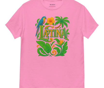 T-shirt rose avec un design tropical vibrant inspiré du Brésil, incluant un perroquet bleu, des feuilles luxuriantes, une fleur tropicale orange, des palmiers et le mot 'Latina' écrit en lettres stylisées. Ce motif rend hommage à la flore exotique, la faune colorée et l'énergie festive brésilienne.
