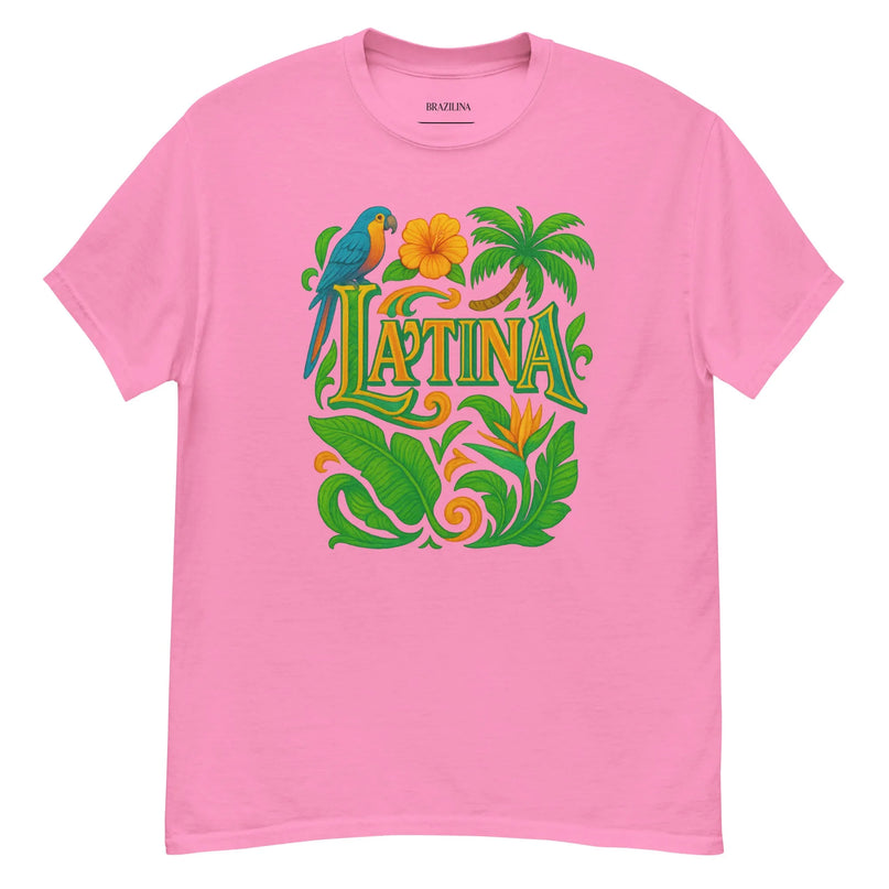 T-shirt rose avec un design tropical vibrant inspiré du Brésil, incluant un perroquet bleu, des feuilles luxuriantes, une fleur tropicale orange, des palmiers et le mot 'Latina' écrit en lettres stylisées. Ce motif rend hommage à la flore exotique, la faune colorée et l'énergie festive brésilienne.