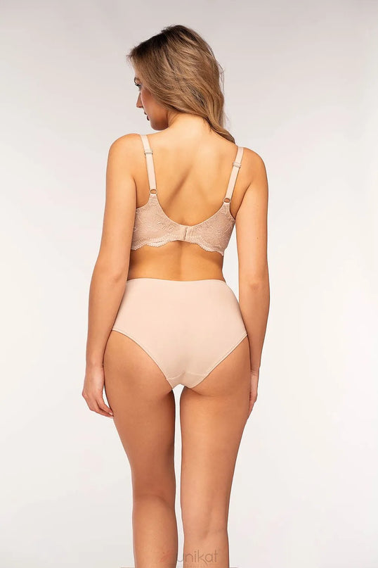 Culotte midi beige pour femmes avec inserts en dentelle sur les côtés à l'avant, et dos lisse et uni, présentée sur mannequin de dos. Sous-vêtement élégant et confortable disponible en tailles S à XXL, adapté à un tour de hanche de 88 à 120 cm.