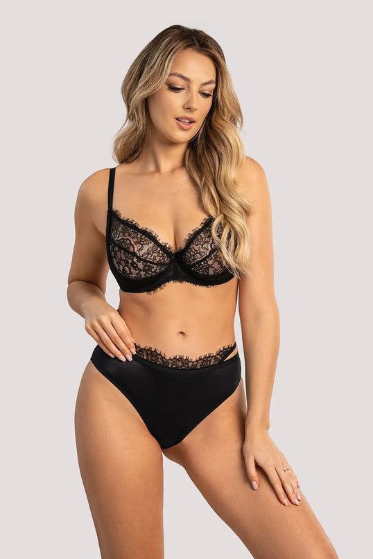 Sous-vêtement féminin noir en dentelle élégante inspiré par la sensualité brésilienne, composé d'un soutien-gorge en dentelle fine et d'une culotte taille haute avec des détails raffinés, offrant une touche de sophistication et de charme.