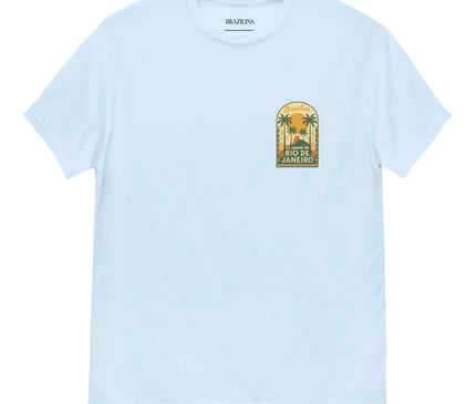 T-shirt blanc au design inspiré de Rio de Janeiro, mettant en valeur un motif tropical avec des palmiers, une ambiance brésilienne ensoleillée et festive. Inscription 'Rio de Janeiro' et détails évoquant la nature et l'élégance lifestyle brésilienne.