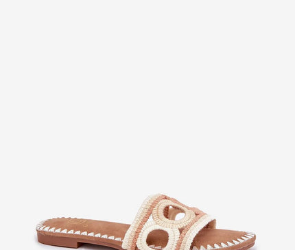 Sandales artisanales inspirées du Brésil avec des détails tissés évoquant les savoir-faire traditionnels, design bohème et ouvert, semelle légère, parfaites pour un style décontracté et estival.